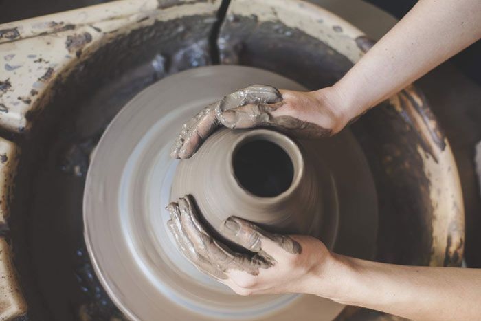 Clay pottery wheel GettyImages - گل سفالگری و انواع آن