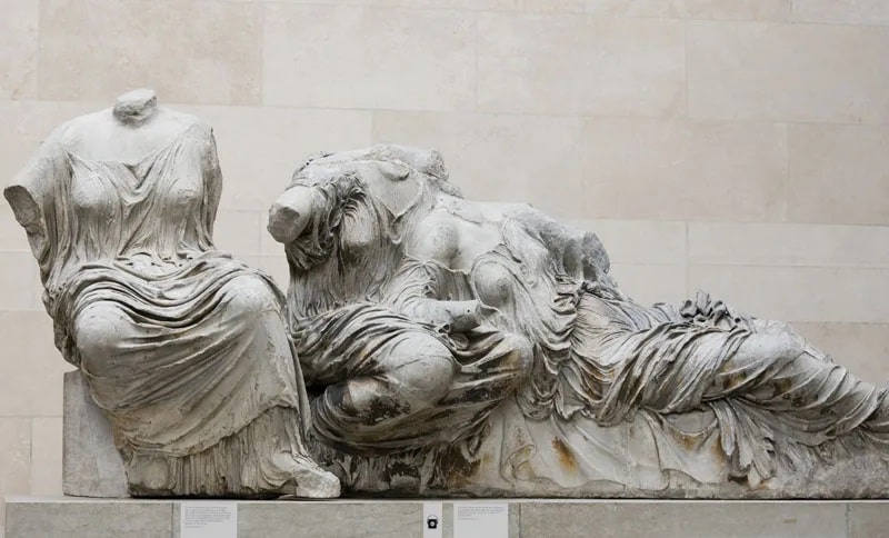 Dione figures Aphrodite Hestia figure section lap min - بازسازی مجسمه شکسته گچی و سیمانی